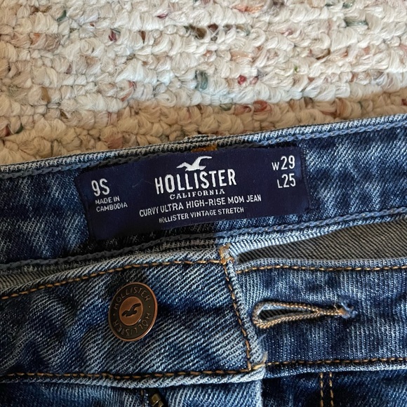 Hollister Curvy Ultra High Rise Mom Jean - Picture 4 of 4